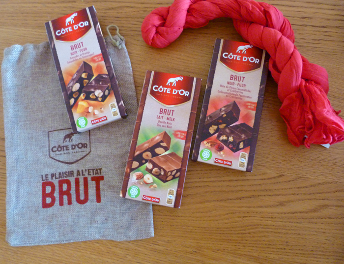 3 tablettes de chocolat Cote d’Or Brut et un chèche à gagner