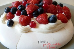 Pavlova aux groseilles, myrtilles et fraises