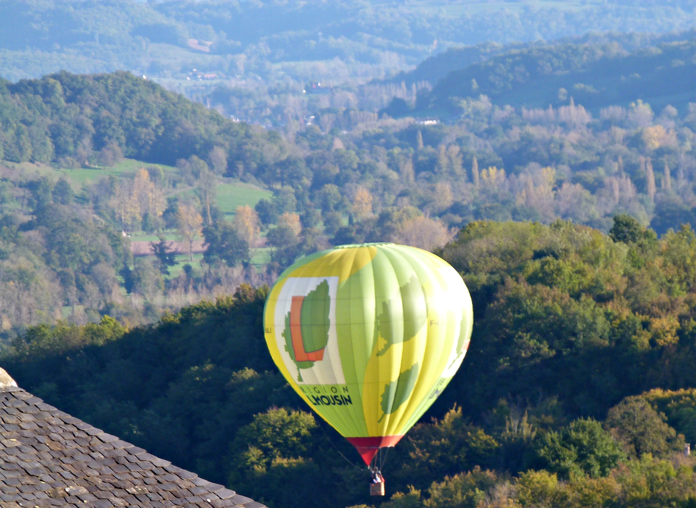 mongoflière survolant Turenne en Corrèze du Sud