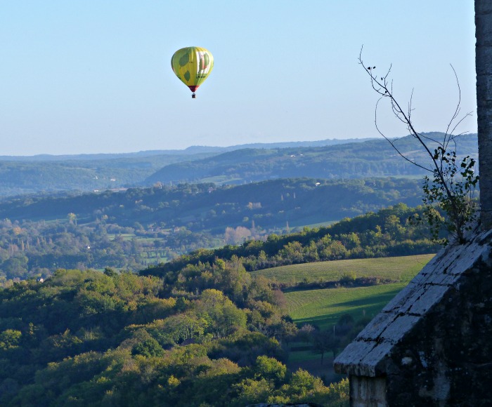 mongolfière survolant paysage corrèze du sud 