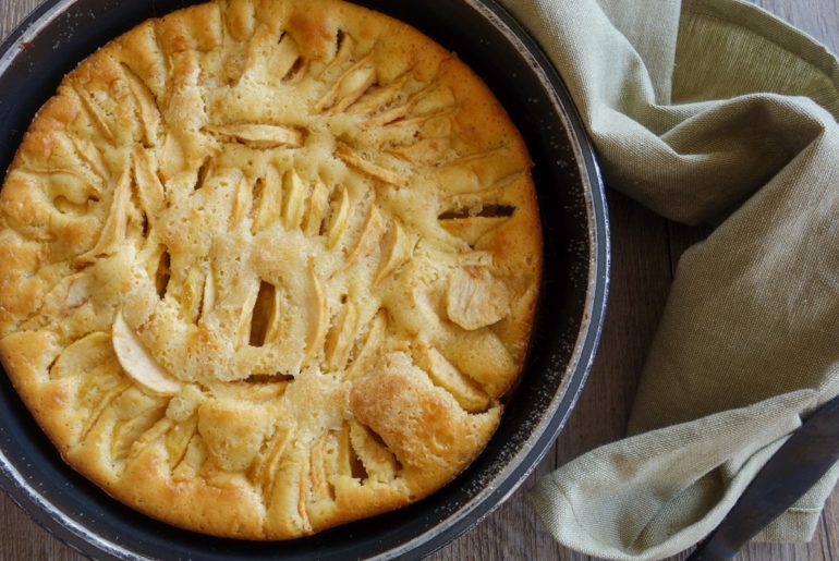 gâteau aux pommes et à la crème fraîche