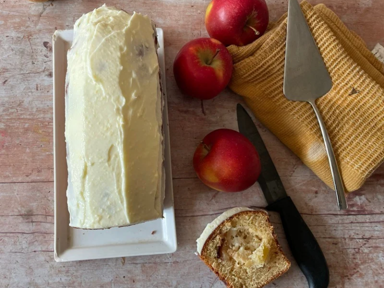 photo du cake pommes cannelle avec des pommes à côté